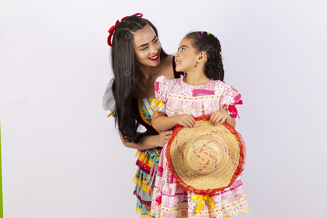 Duas meninas fantasiadas com vestido de festa junina