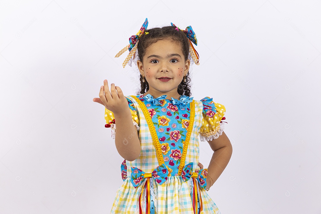 Linda menina com trajes de festa junina