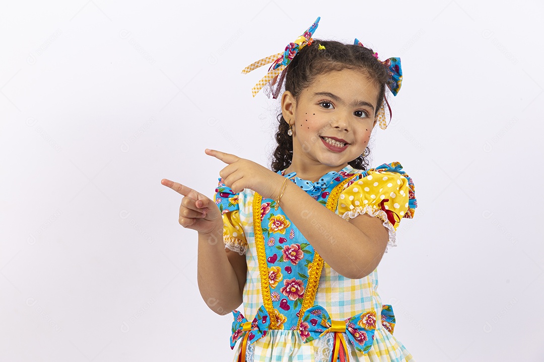 Linda menina com trajes de festa junina