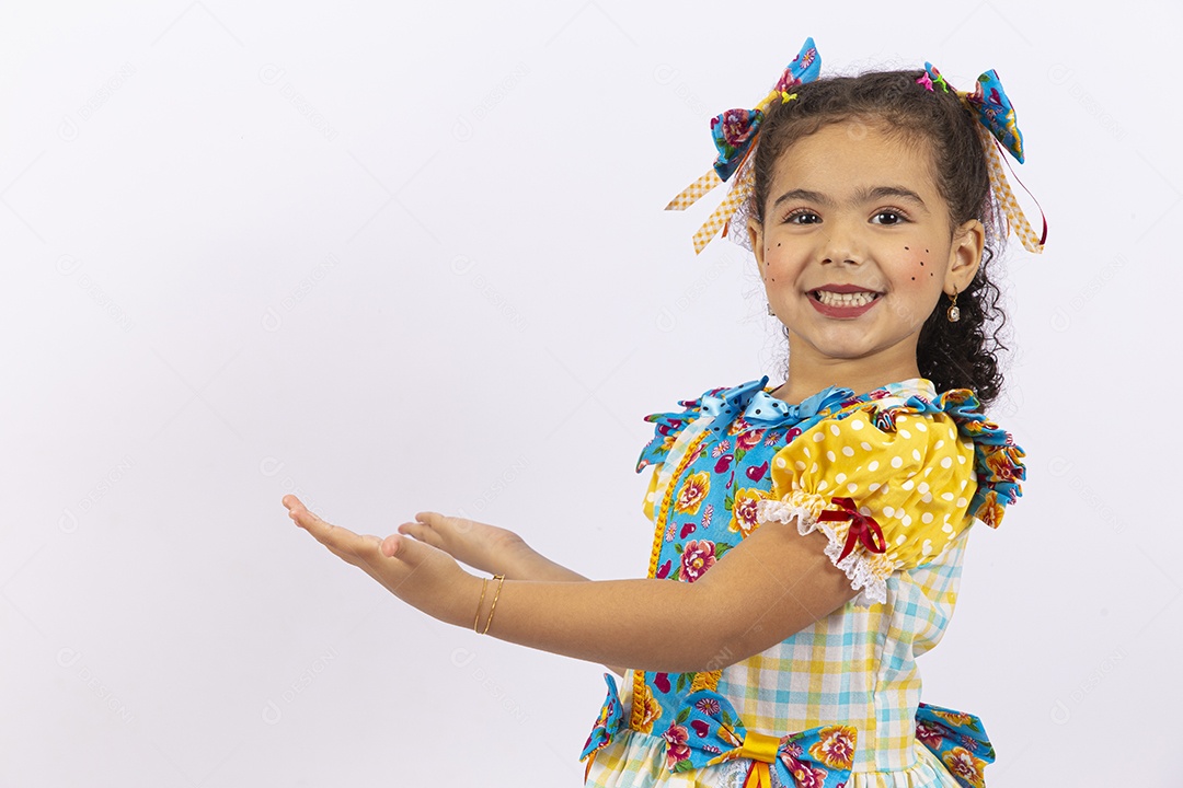 Linda menina com trajes de festa junina