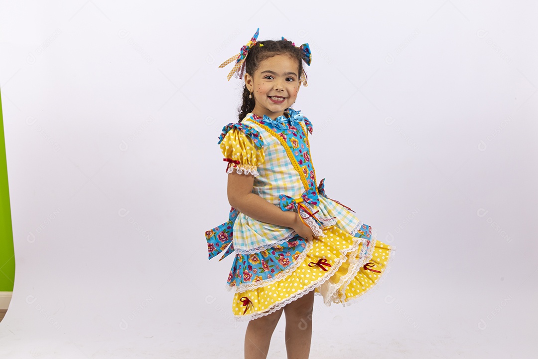 Linda menina com trajes de festa junina