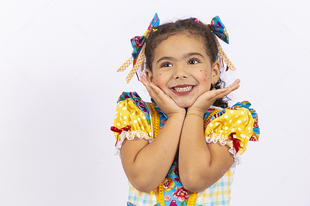 Linda menina com trajes de festa junina