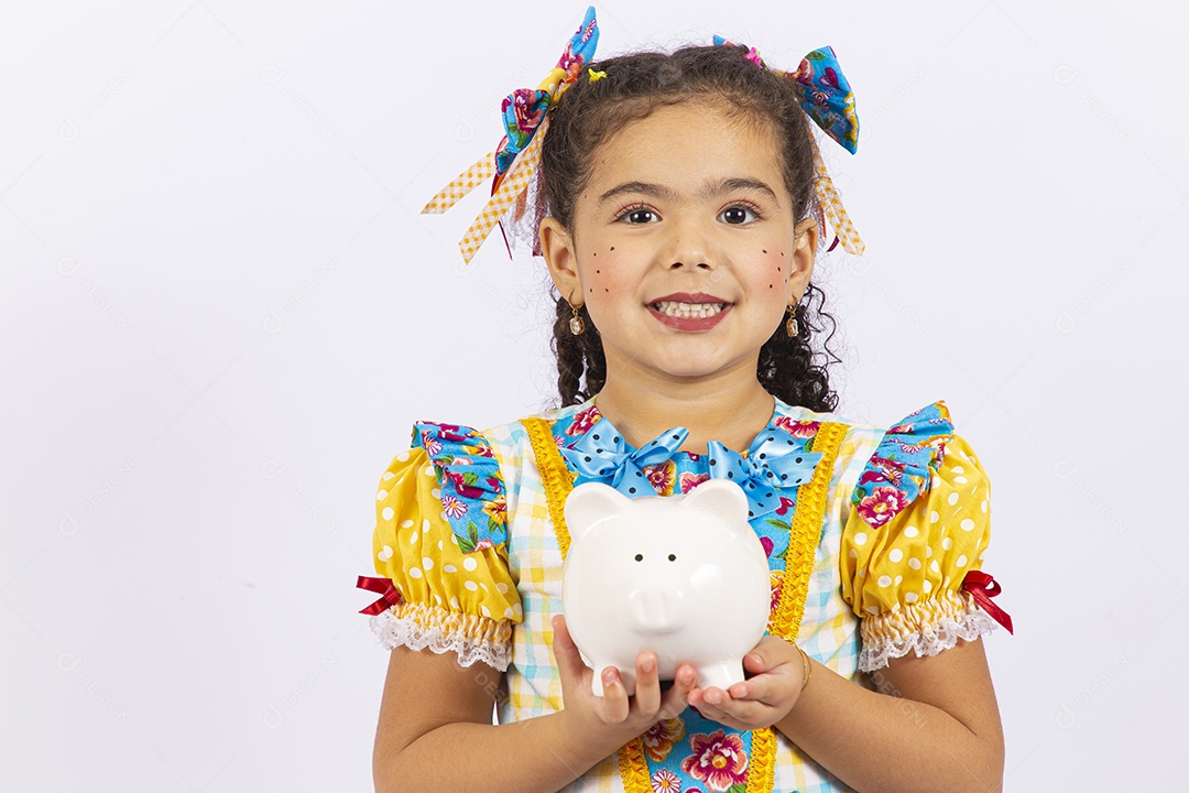 Linda menina com trajes de festa junina com cofre de dinheiro