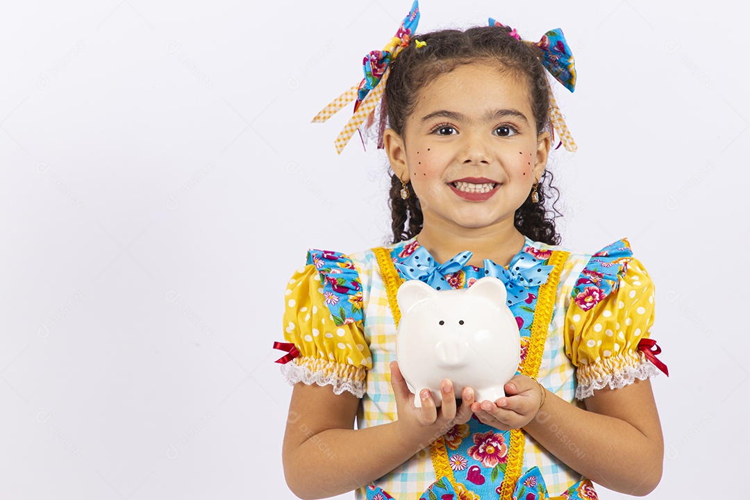 Linda menina com trajes de festa junina com cofre de dinheiro