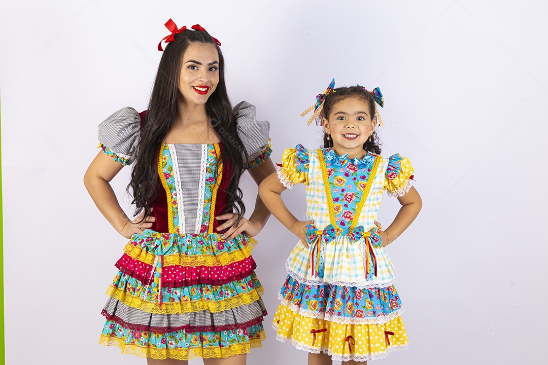 Duas meninas fantasiadas com vestido de festa junina