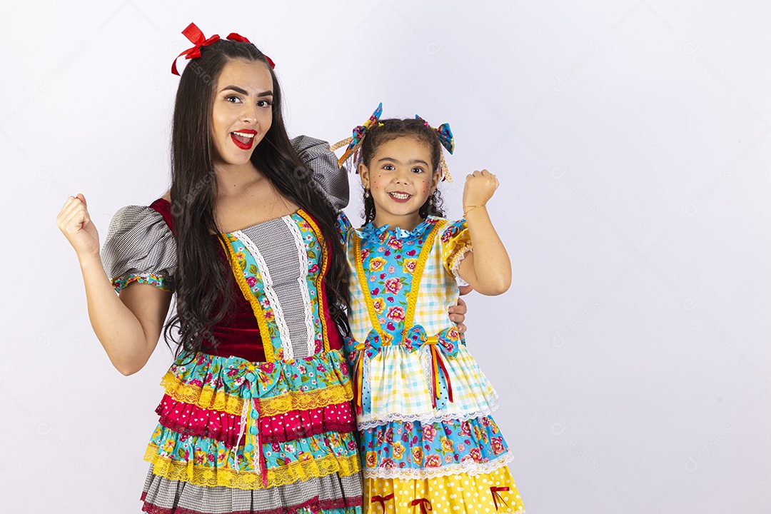 Duas meninas fantasiadas com vestido de festa junina