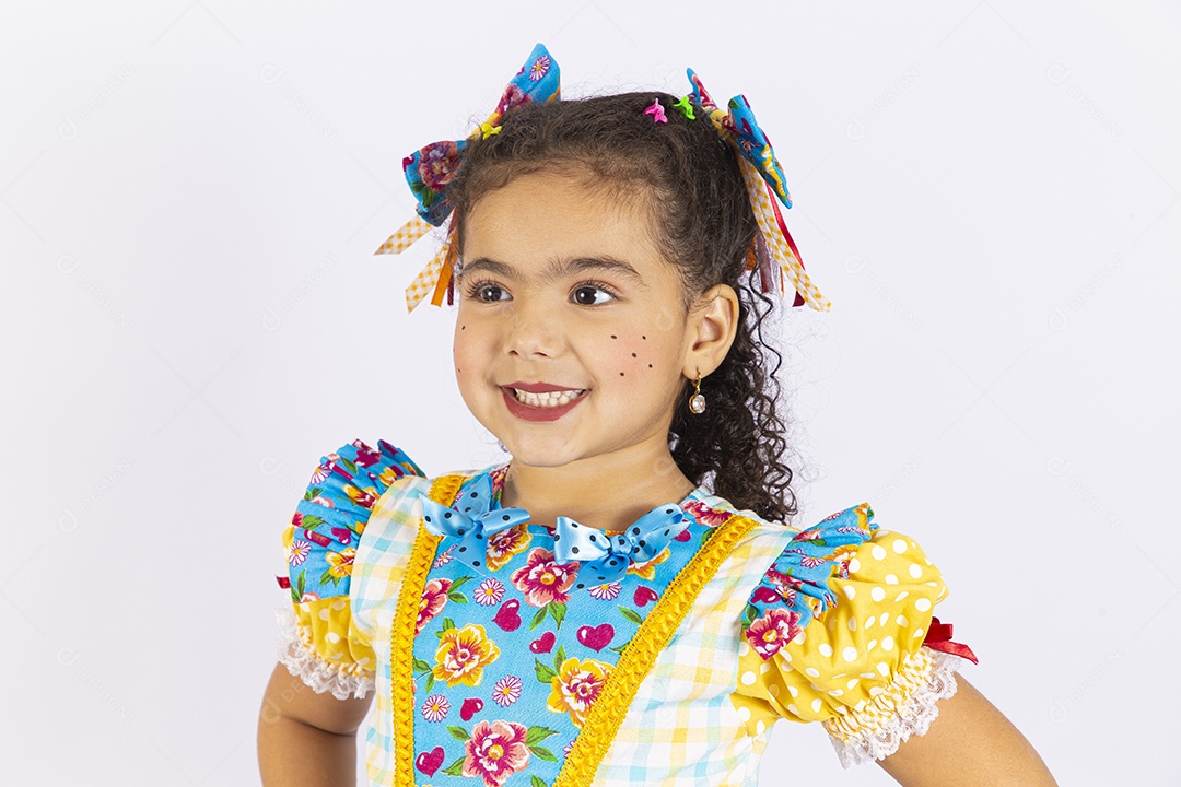 Linda menina com trajes para comemorar festa junina