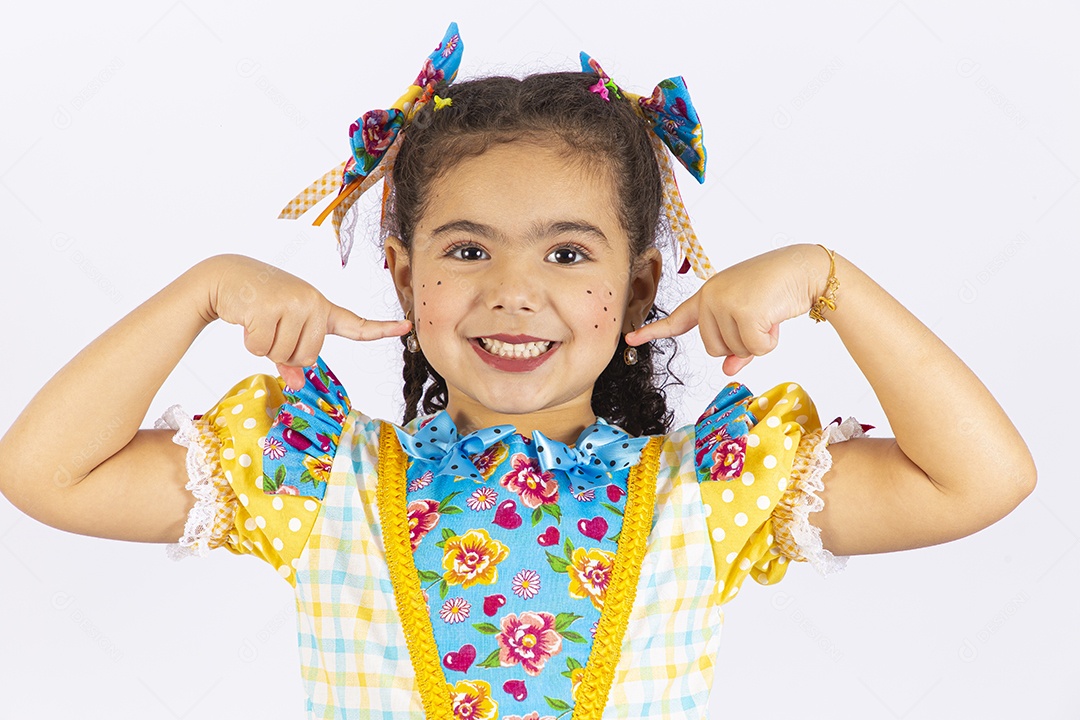 Linda menina com trajes para comemorar festa junina