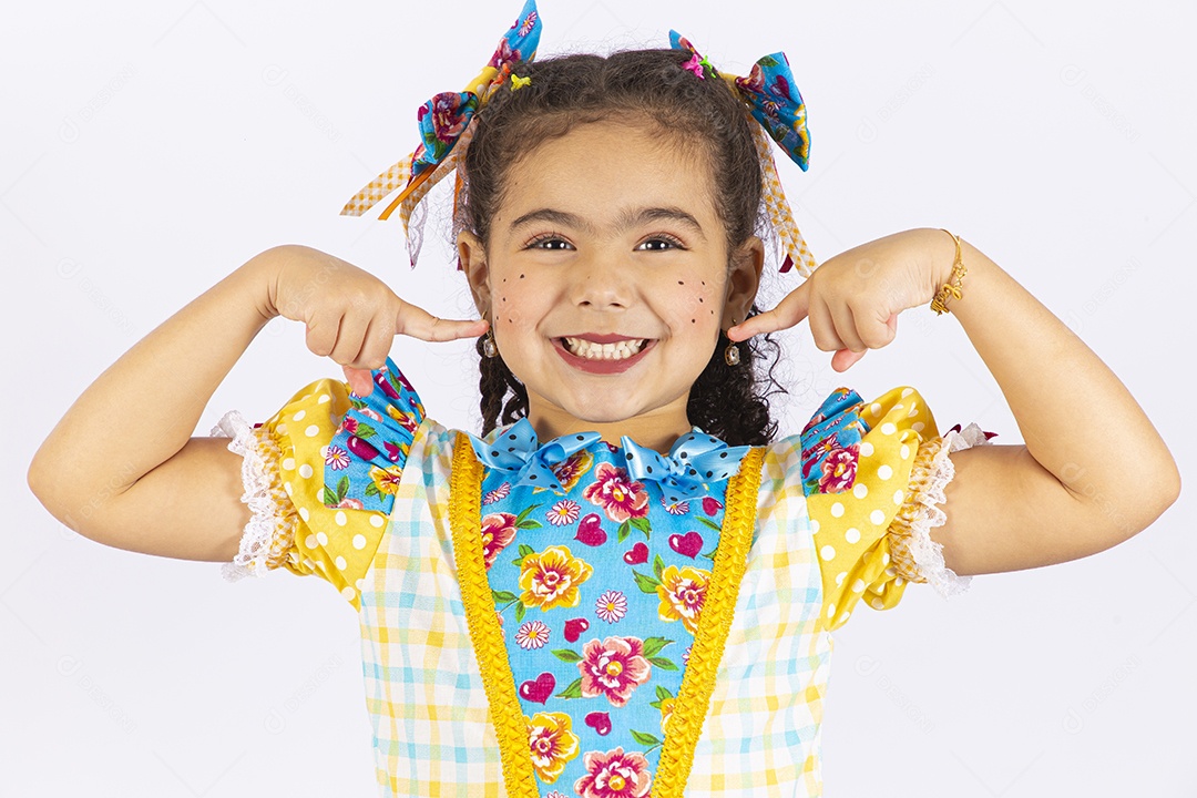 Linda menina com trajes para comemorar festa junina