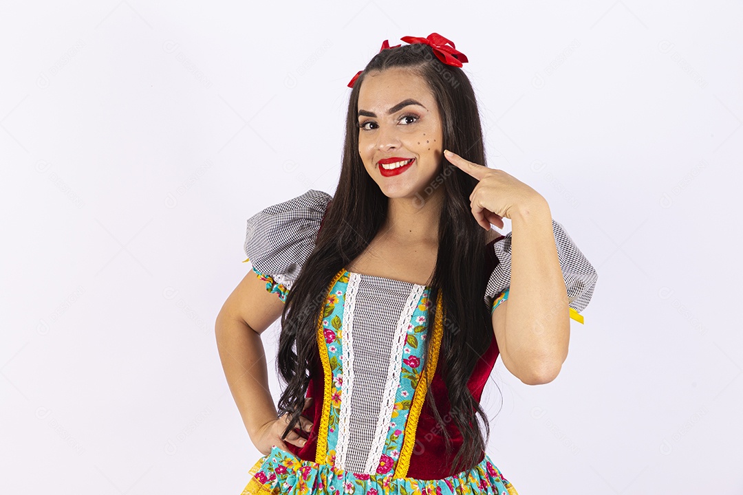 Linda mulher com trajes para comemorar festa junina