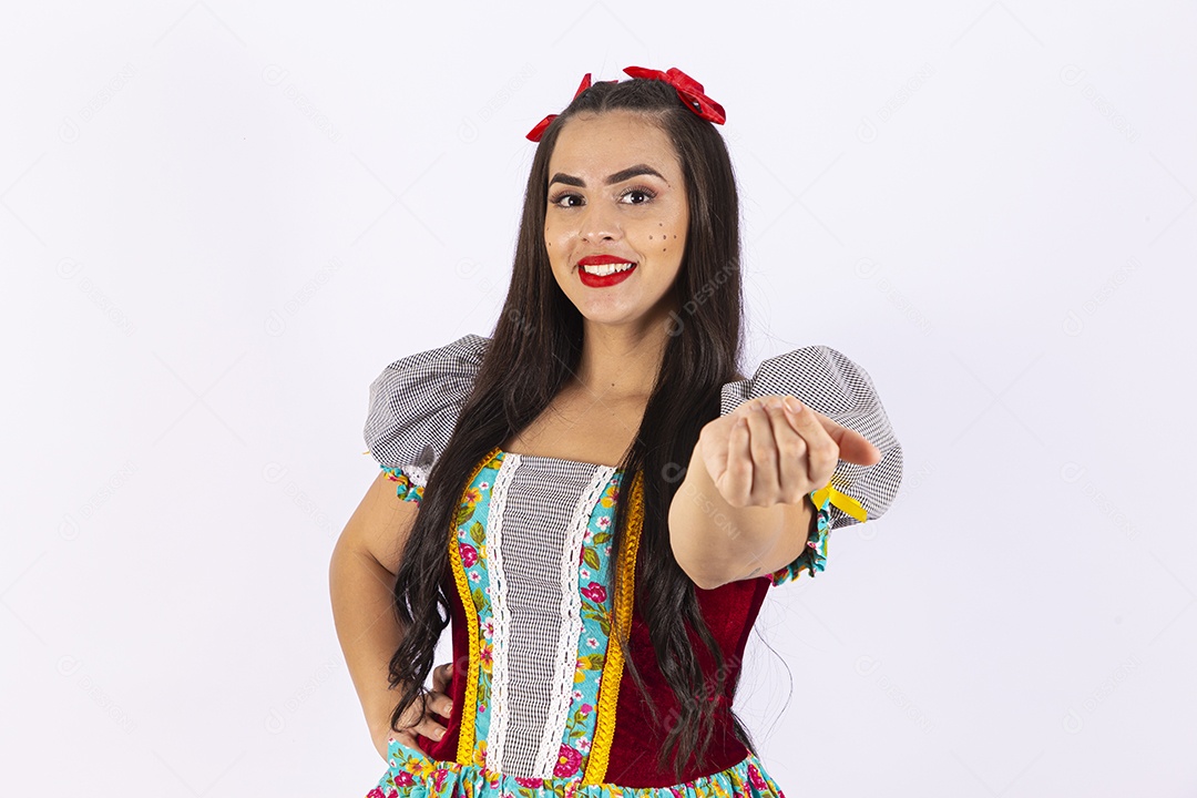Linda mulher com trajes para comemorar festa junina