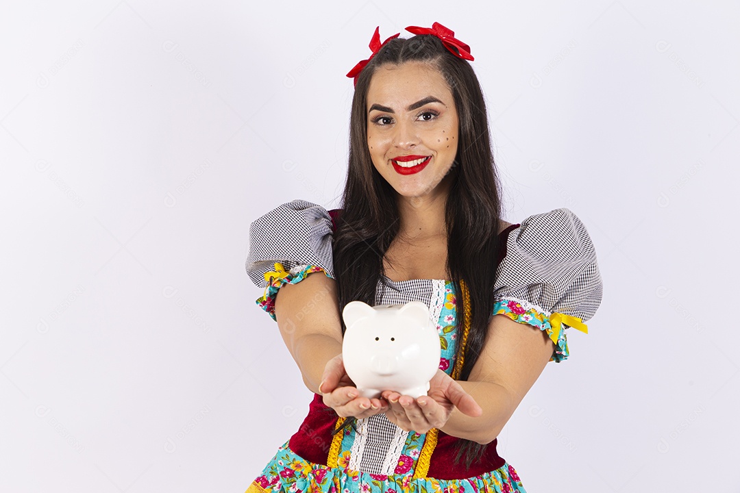 Linda mulher com trajes para comemorar festa junina