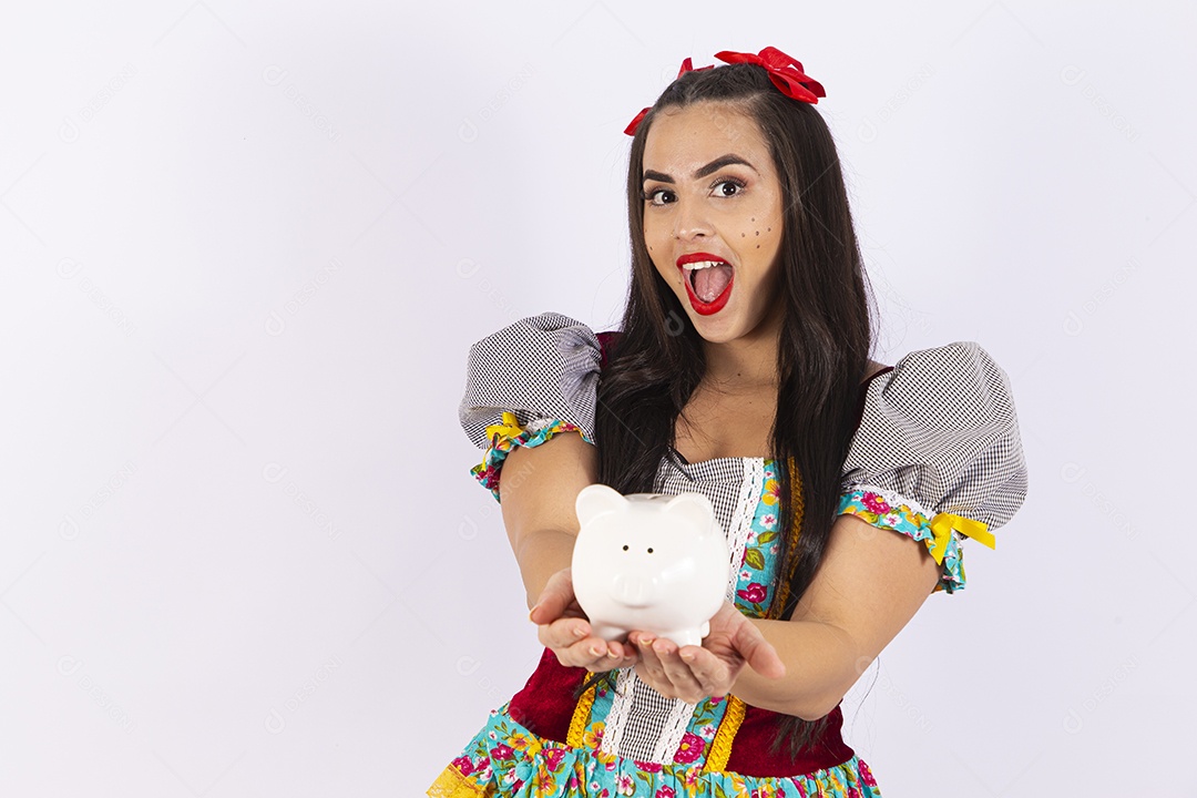 Linda mulher com trajes para comemorar festa junina