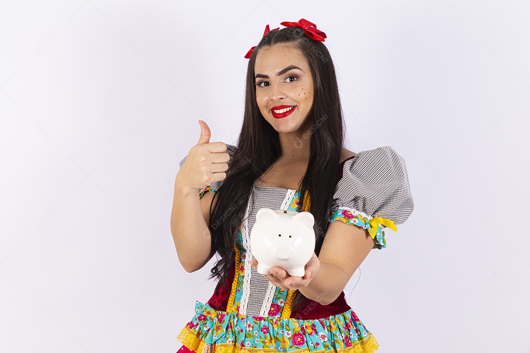 Linda mulher com trajes para comemorar festa junina