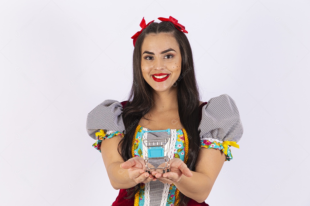 Linda mulher com trajes para comemorar festa junina