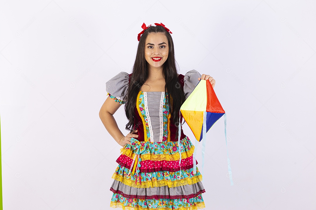 Garota com trajes para comemorar festa junina