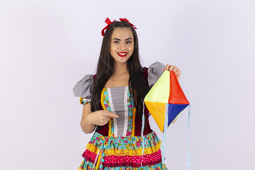 Garota com trajes para comemorar festa junina