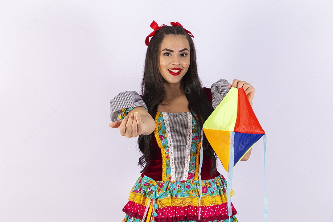 Garota com trajes para comemorar festa junina
