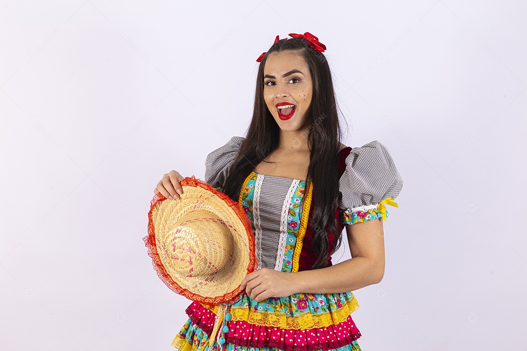 Garota com trajes para comemorar festa junina