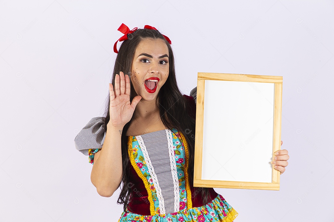 Garota com trajes para comemorar festa junina