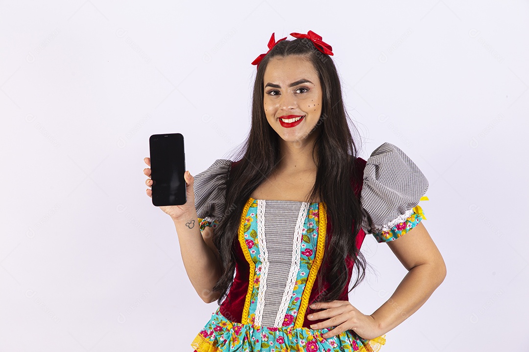 Garota com trajes para comemorar festa junina