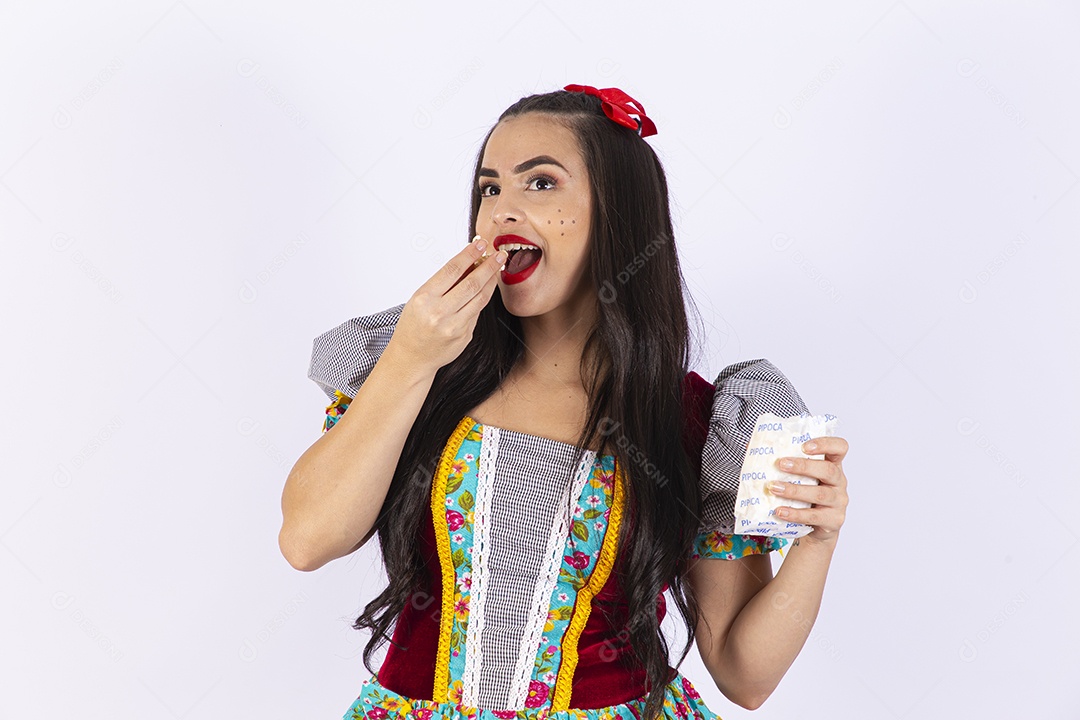 Linda mulher com traje de festa junina