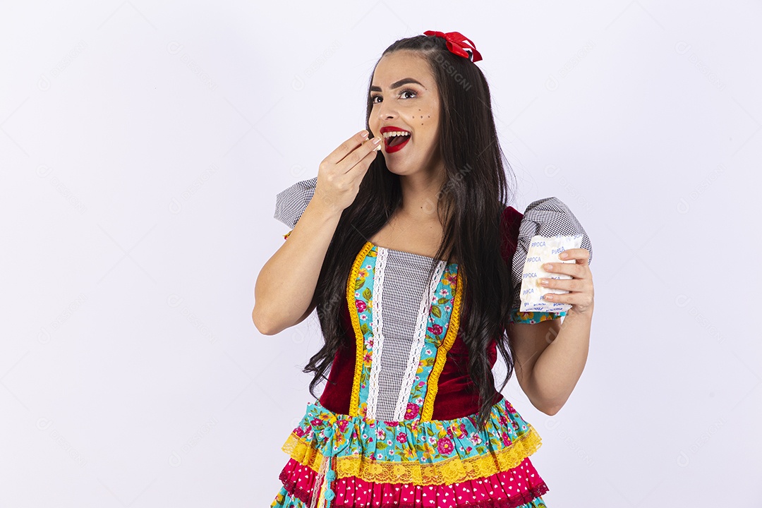 Linda mulher com traje de festa junina