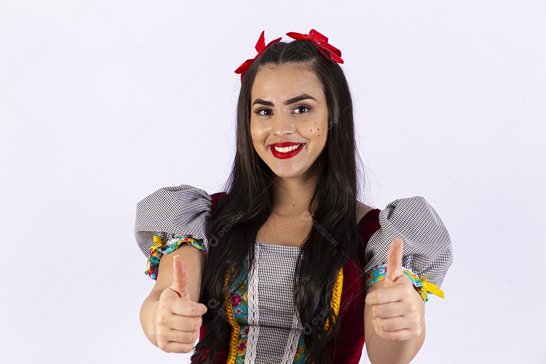 Linda mulher com traje de festa junina