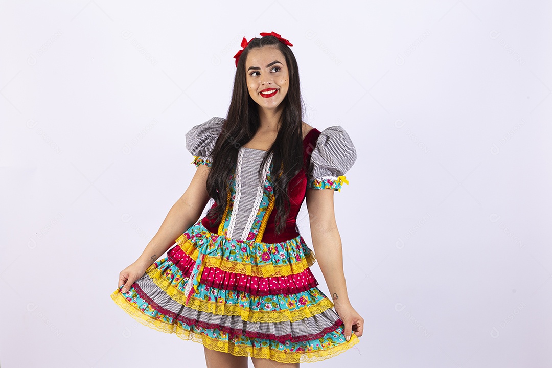 Linda mulher com traje de festa junina