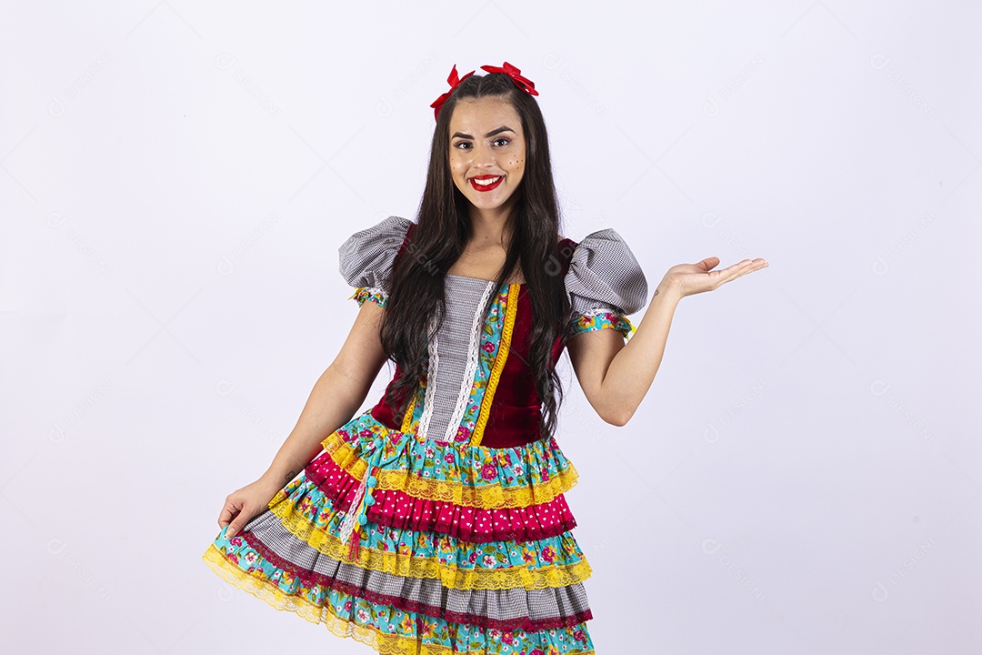 Linda mulher com traje de festa junina