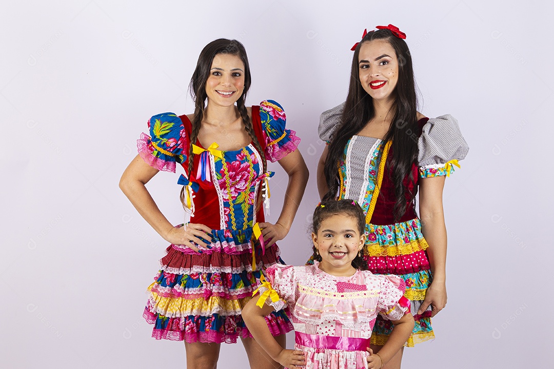 Lindas garotas com traje de festa junina