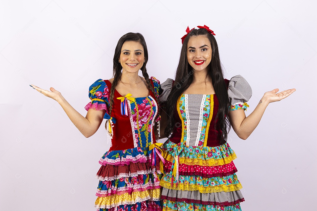 Lindas garotas com traje de festa junina