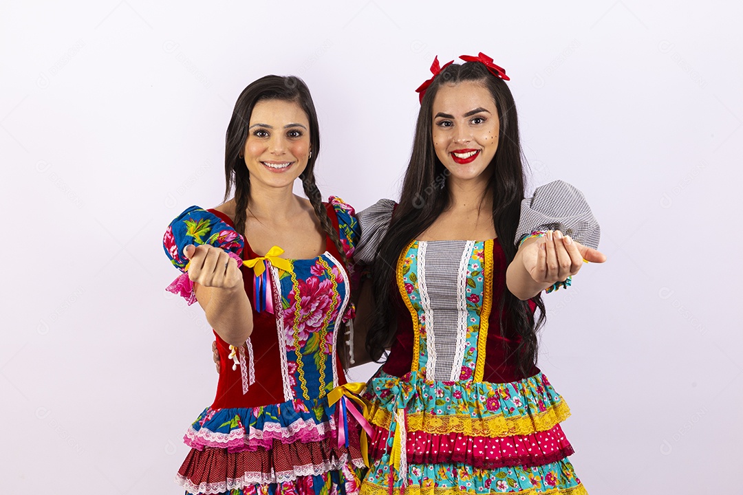 Lindas garotas com traje de festa junina