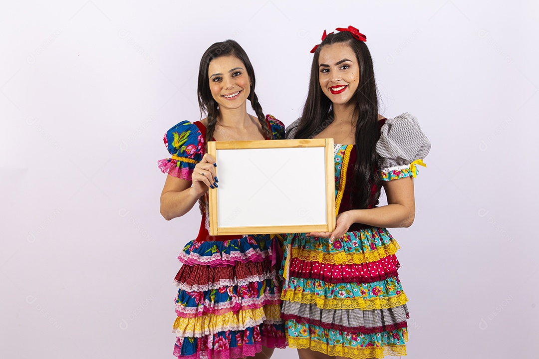Lindas garotas com traje de festa junina