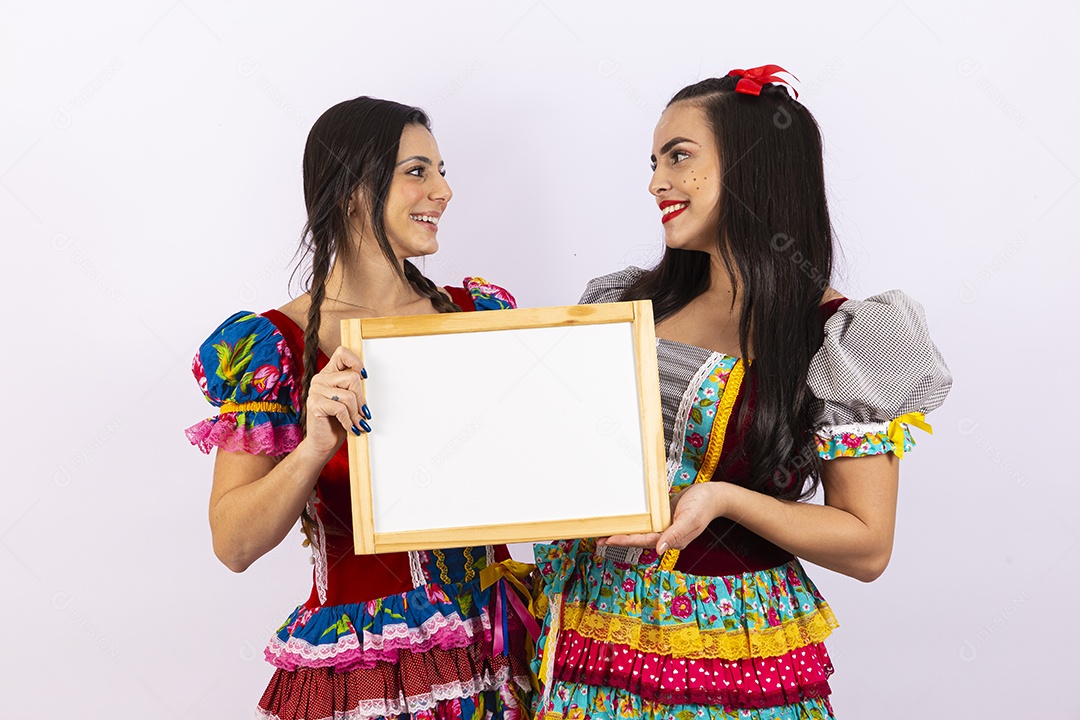Lindas garotas com traje de festa junina
