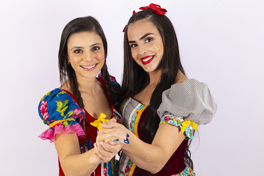 Lindas mulheres com traje de festa junina