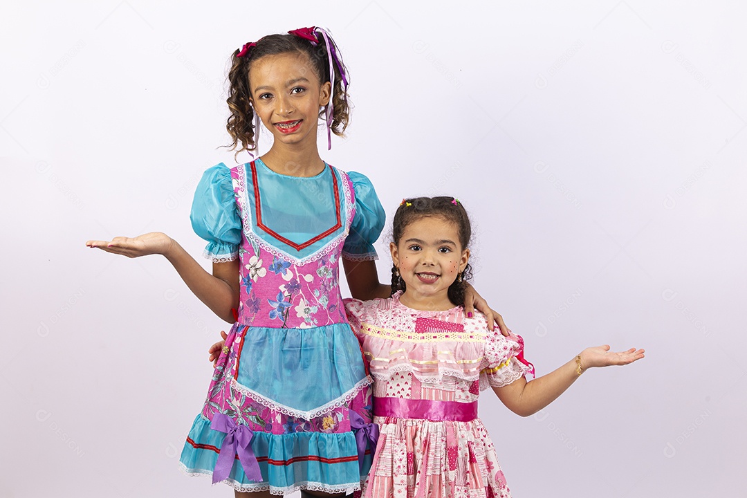 Lindas meninas com traje de festa junina