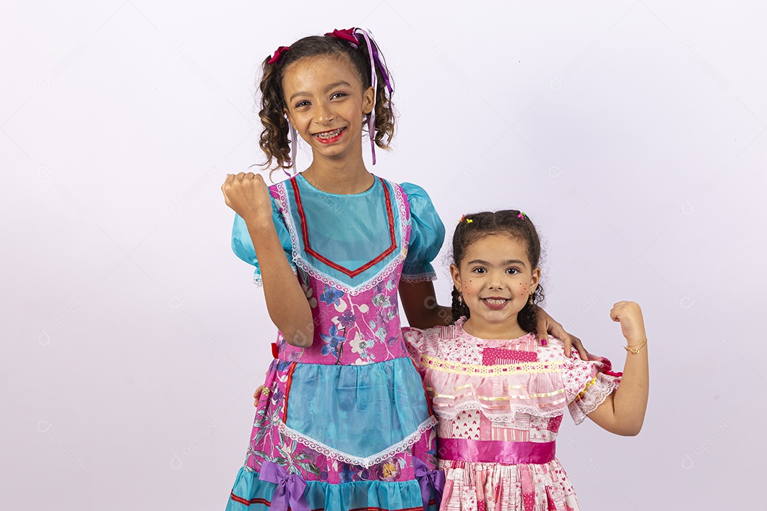 Lindas meninas com traje de festa junina