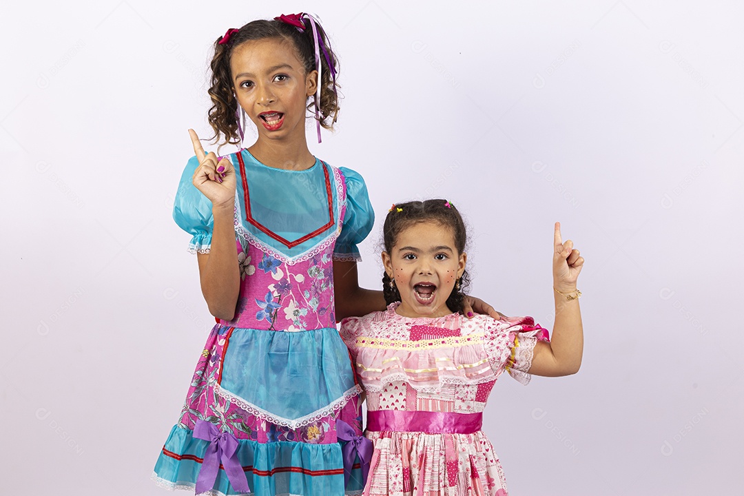 Lindas meninas com traje de festa junina