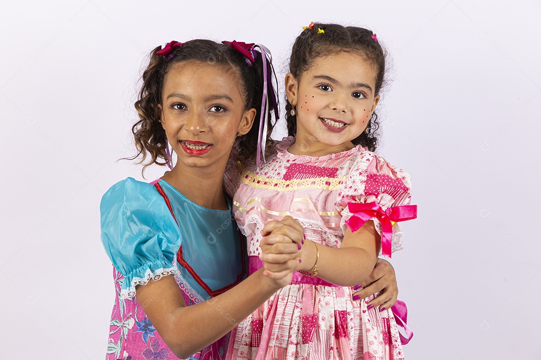 Lindas meninas com traje de festa junina