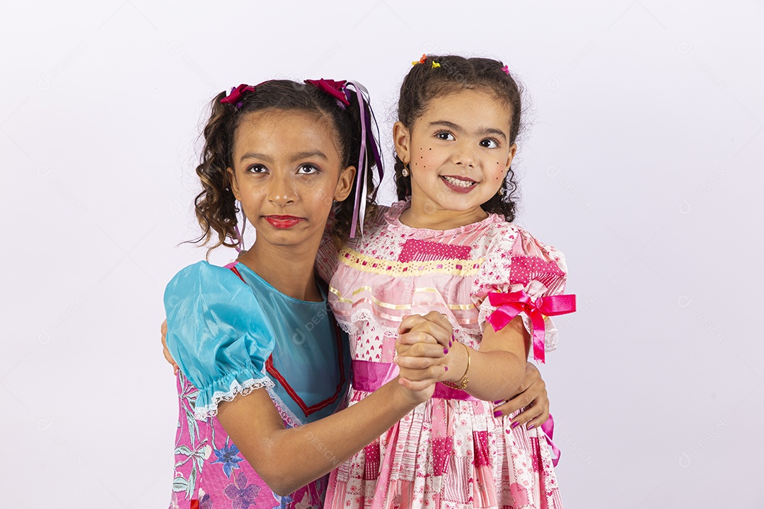 Lindas meninas com traje de festa junina