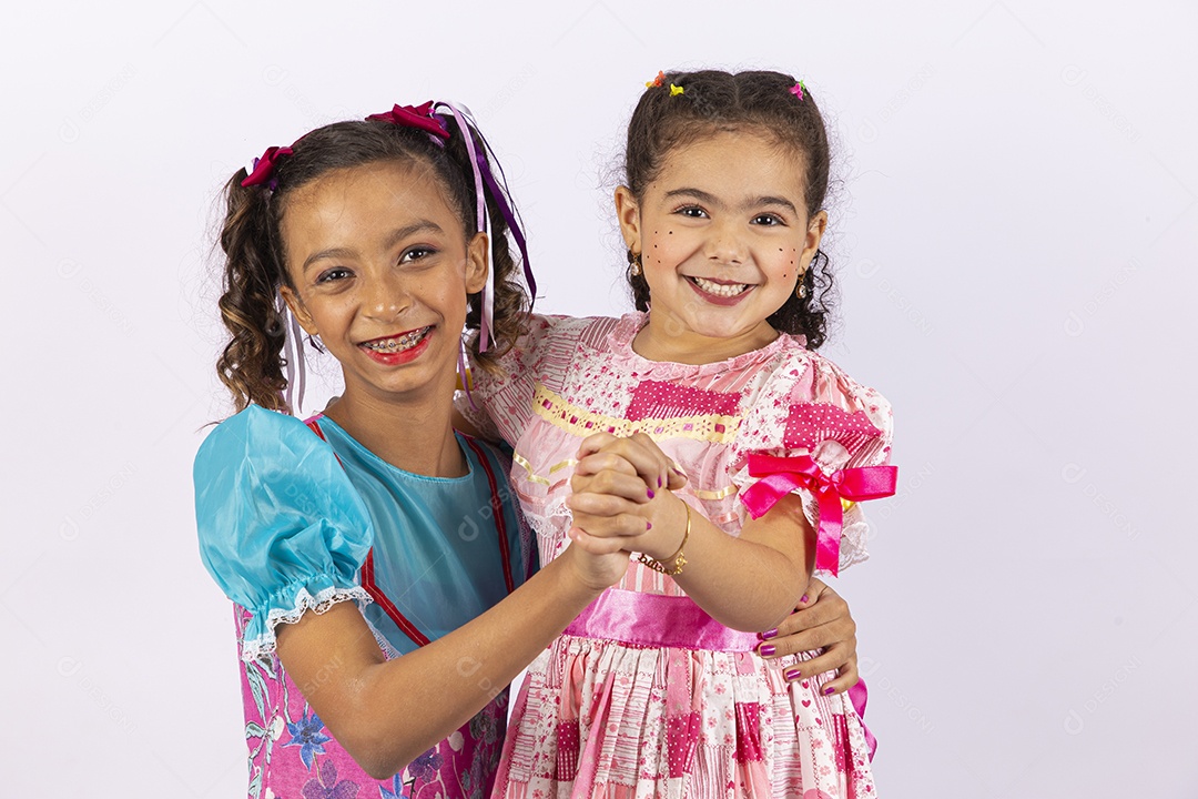 Lindas meninas com traje de festa junina