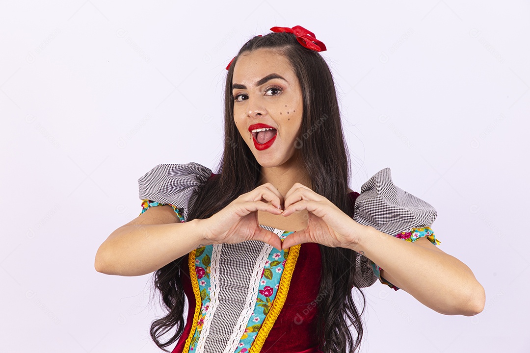 Linda mulher com traje para comemorar festa junina