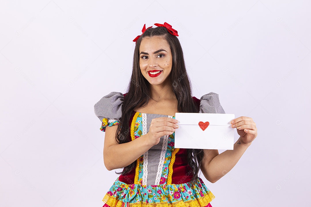 Linda mulher com traje para comemorar festa junina