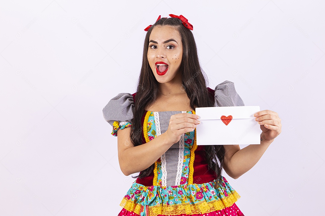 Linda mulher com traje para comemorar festa junina