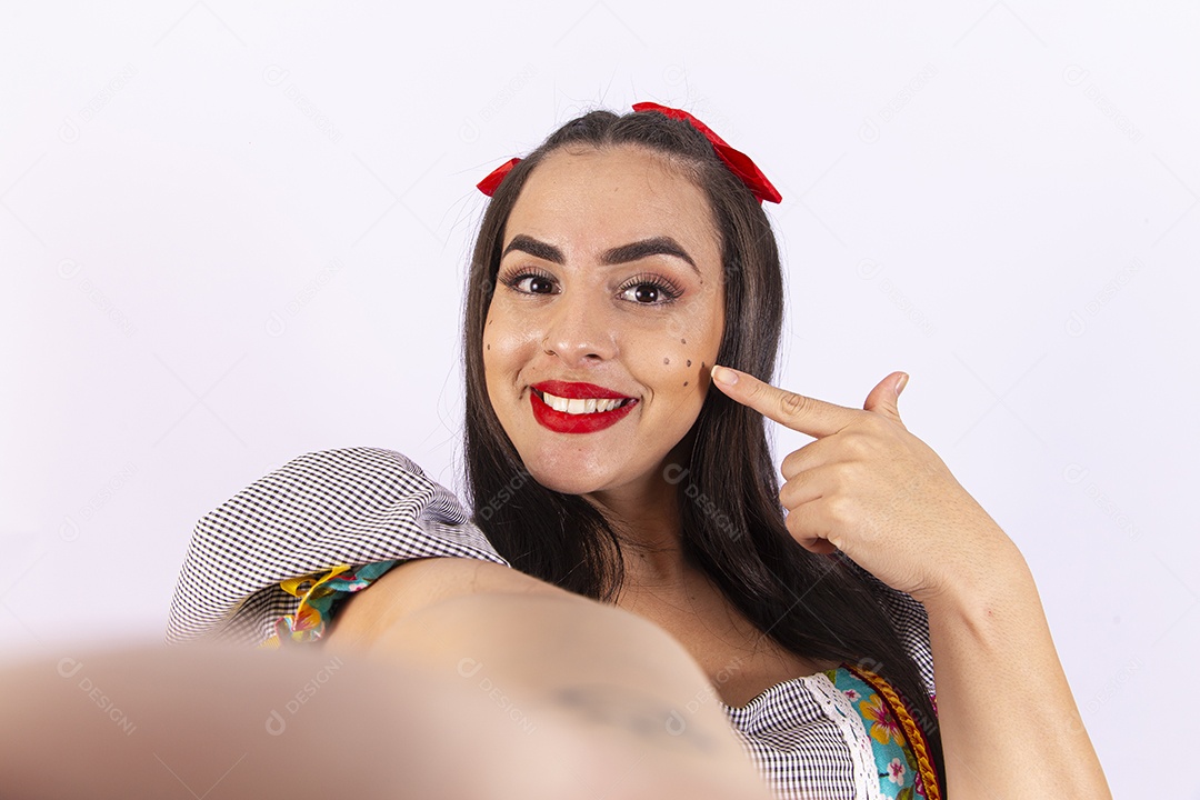 Linda mulher com traje para comemorar festa junina