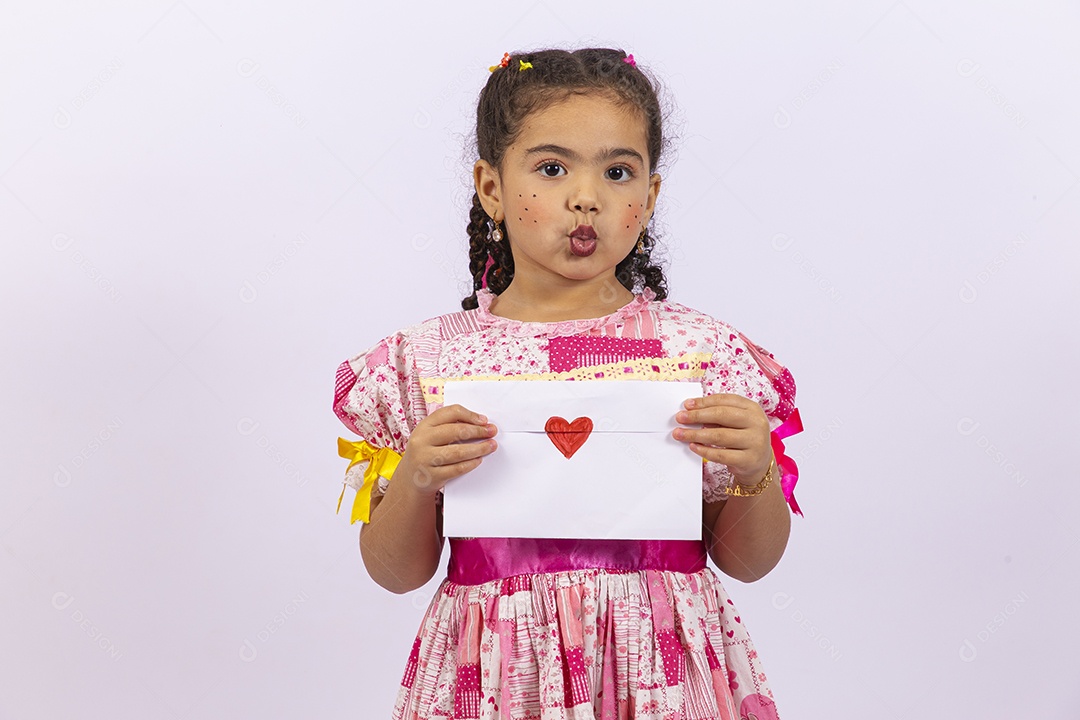 Linda menina com traje para comemorar festa junina
