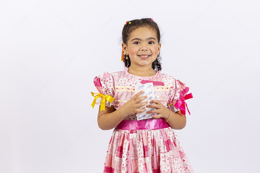 Linda menina com traje para comemorar festa junina