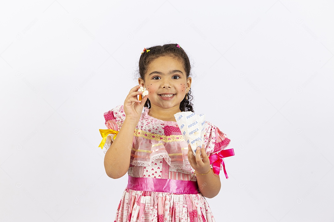 Linda menina com traje para comemorar festa junina