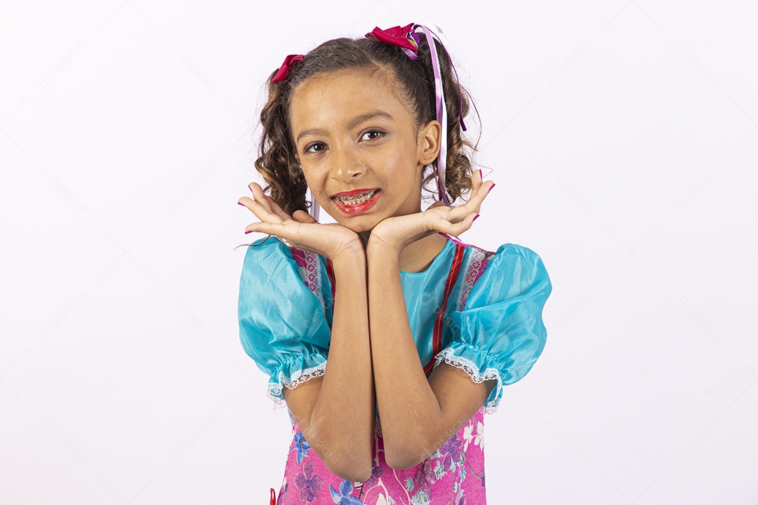 Linda menina com vestido de festa junina